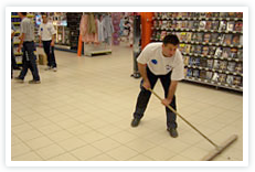 Fahren Sie Ihre Warenpräsenter mit FOURMI und räumen Sie in Ihrem gesamten Supermarkt über Nacht auf